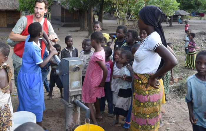 Christian Bitz trabajando en Malawi