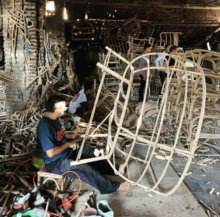 Persona fabricando muebles a mano de Affari