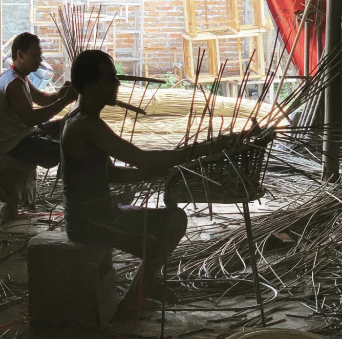 Persona fabricando muebles a mano de Affari