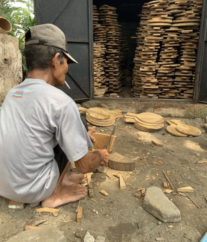 Persona fabricando muebles a mano de Affari