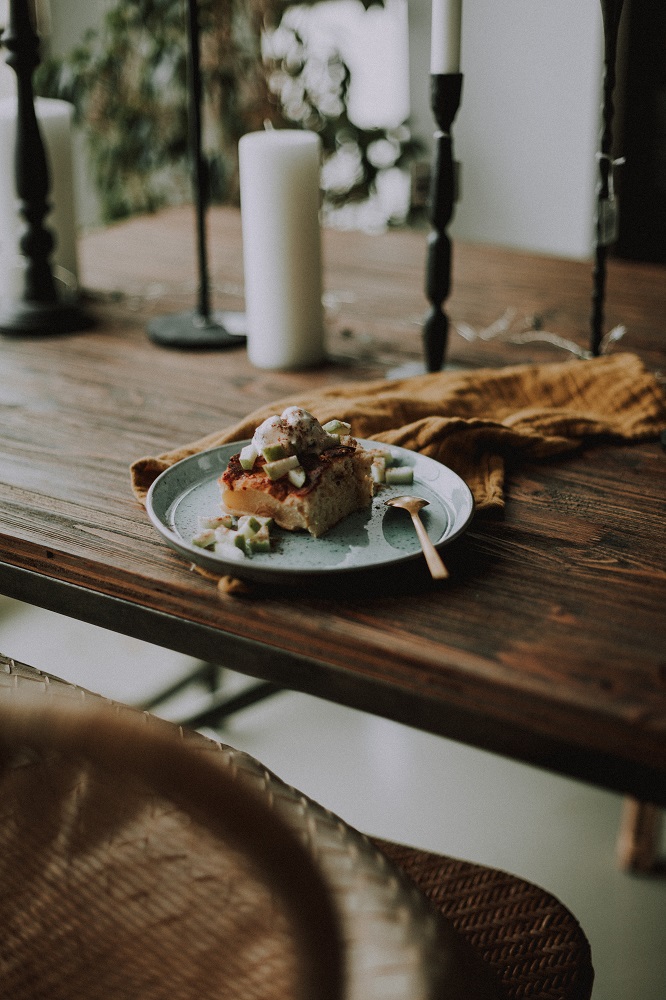 Tarta de manzana en un plato en la mesa