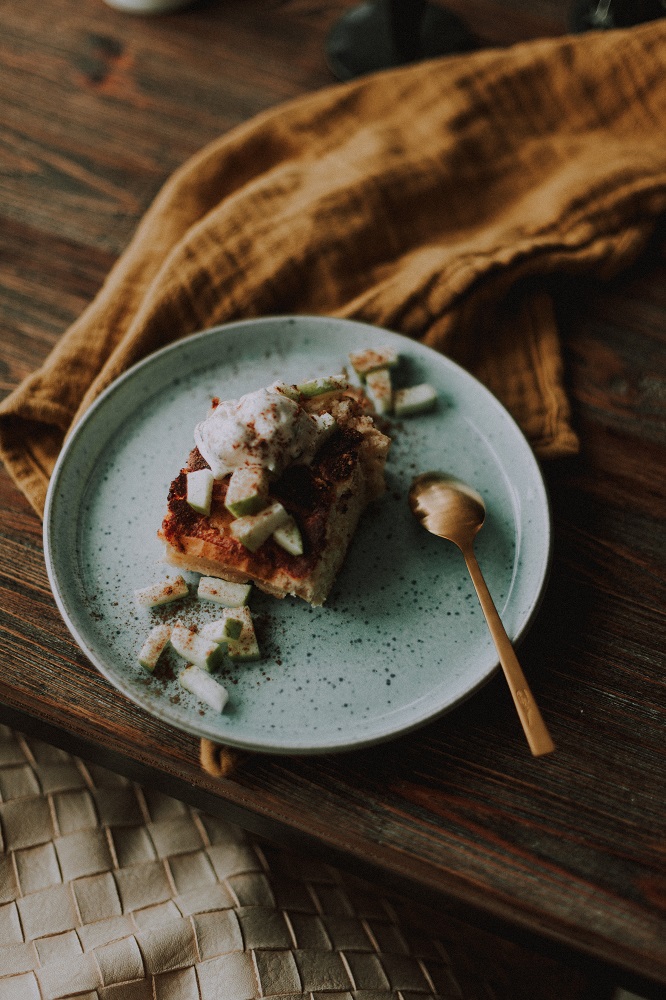 Tarta de manzana en un plato en la mesa