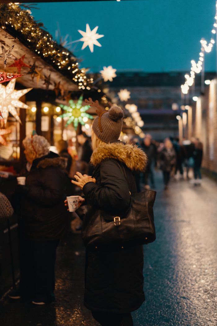 una mujer en mercadillo navideño