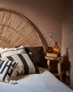 Acogedor dormitodrio con textiles para ambiente tranquilo