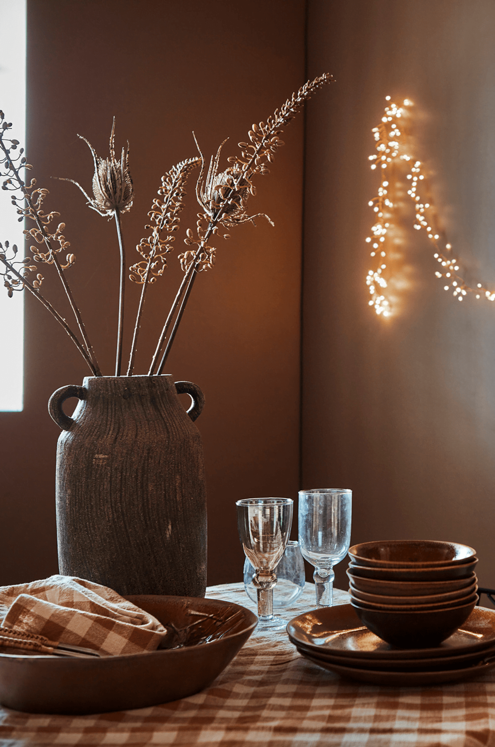 Espacio comedor con luz natural y guirnalda acogedora de luz cálida